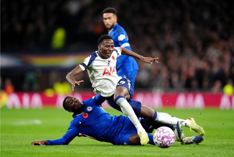 Chelsea gặp khó trước Tottenham