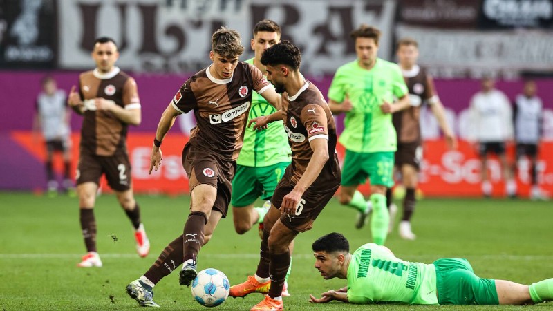 St. Pauli đại chiến với Wolfsburg